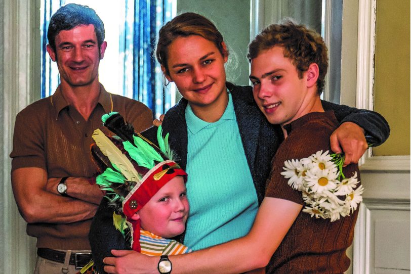 Familie Kerkeling mit Sönke Möhring (l.) als Vater Heinz.