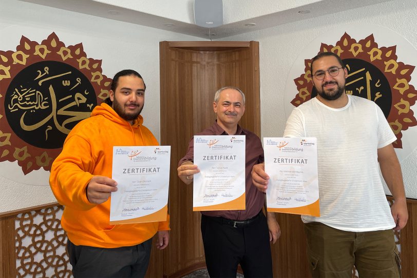 Mehmet Akif Akyıldız, Tuncay Nazik und Ozan İnam sind seit Juli 2023 zertifizierte Dialogbegleiter.