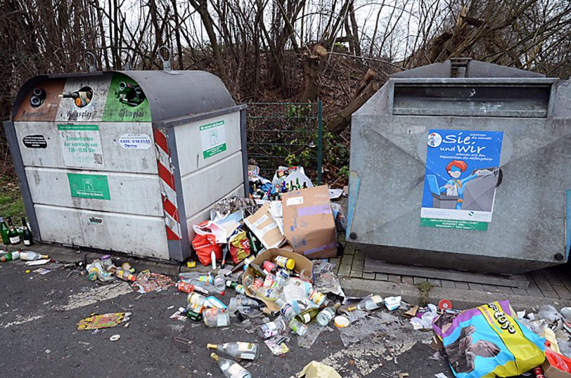 Ein vermüllter Container-Standort.