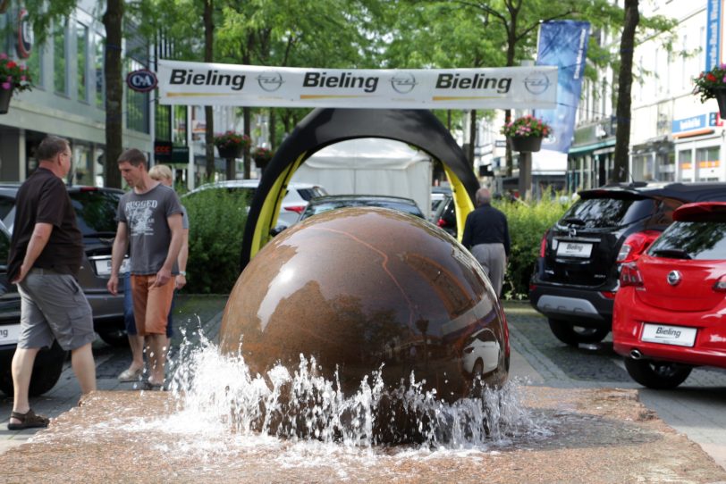 Autos in der Einkaufsstraße.