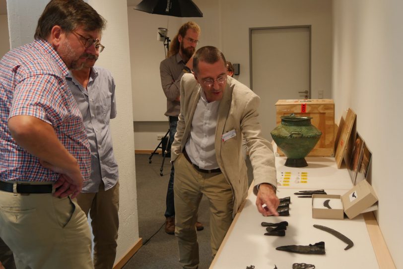 Landesarchäologe Prof. Dr. Michael M. Rind zeigt die archäologischen Höhepunkte aus Westfalen, die in die Berliner Sonderausstellung