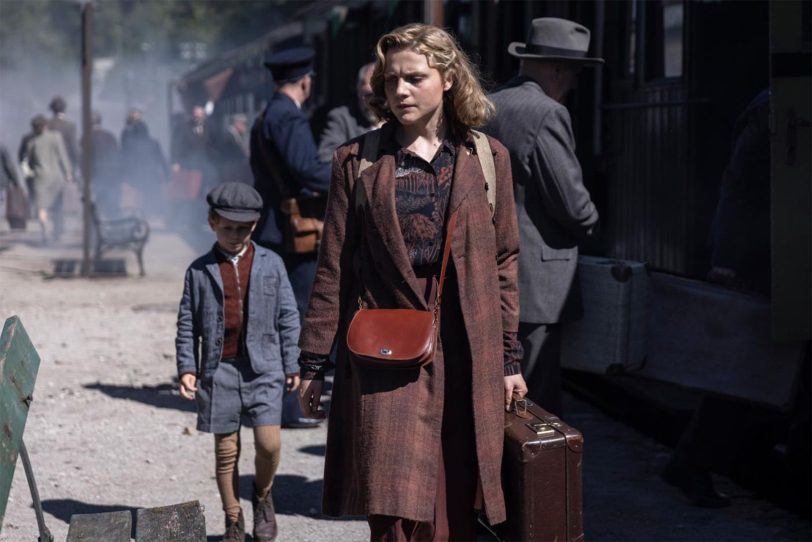 1945. Helene (Mala Emde) flieht mit ihrem siebenjährigen Sohn Peter (Finjen Kiefer) aus Stettin in Richtung Westen.