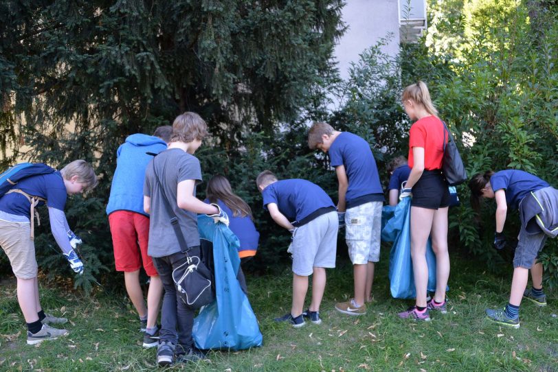 Motiviert durch die Plakataktion „Herne blitzblank“ machen sich Schüler der Hiberniaschule daran, das Umfeld ihrer Schule vom Müll zu befreien. Unterstützung erhielten sie von Oberbürgermeister Dr. Dudda.