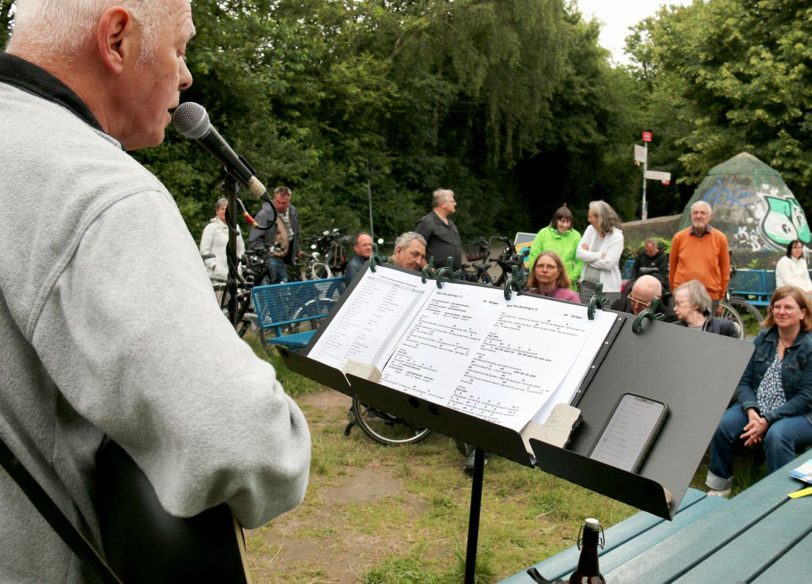 Fahrradsegnung an der Erzbahntrasse.
