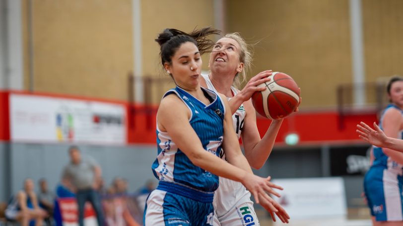 Der HTC gewinnt am 27.12.2020 mit 66:58 gegen die SNP BasCats USC Heidelberg, (re., am Ball) Sofia Pelander.