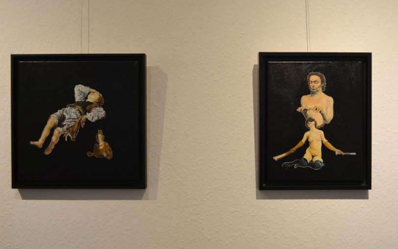 Zwei altmeisterliche Ölgemälde, deren Motive auch auf den zweiten Blick nicht zu entschlüsseln sind, sondern nur assoziativ wahrgenommen werden können: Links zwei schwebende Frauen, rechts ein Klavierspieler ohne Instrument über einer sinnlichen jungen Frau.