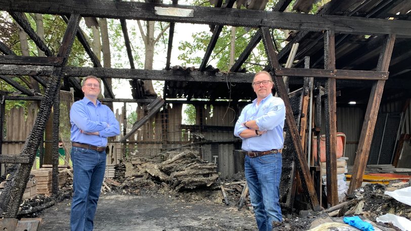 Hoffen, dass die Brandursache bald geklärt ist: (v.li.) Peter und Martin Diekmann vom gleichnamigen Dachdeckerbetrieb.