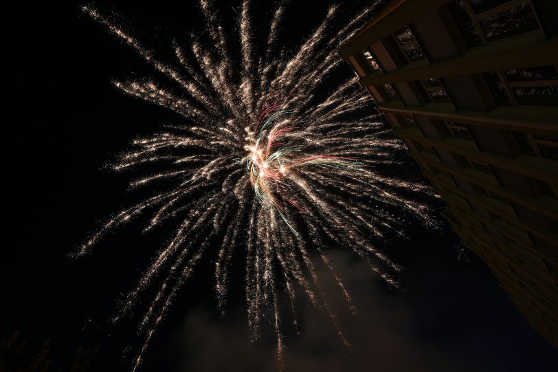 Das Eröffnungsfeuerwerk der Cranger Kirmes 2024, aufgenommen vom Abschussplatz am Westhafen.