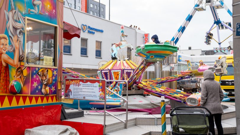 Eindrücke vom Donnerstag (7.3.2024), Eröffnungstag der City-Kirmes Herne in der Innenstadt, zwischen City-Center und Robert-Brauner-Platz.