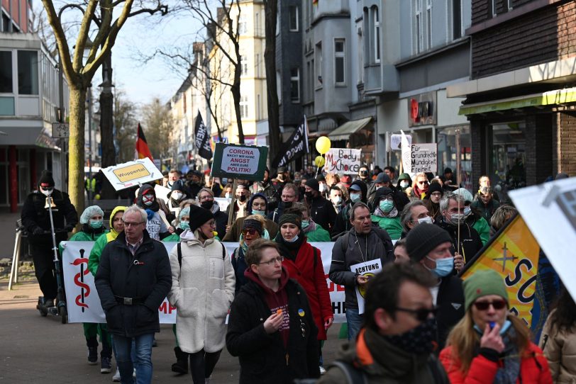 Die Impfgegner zogen am Sonntag (6.3.2022) durch die Wanner Innenstadt.