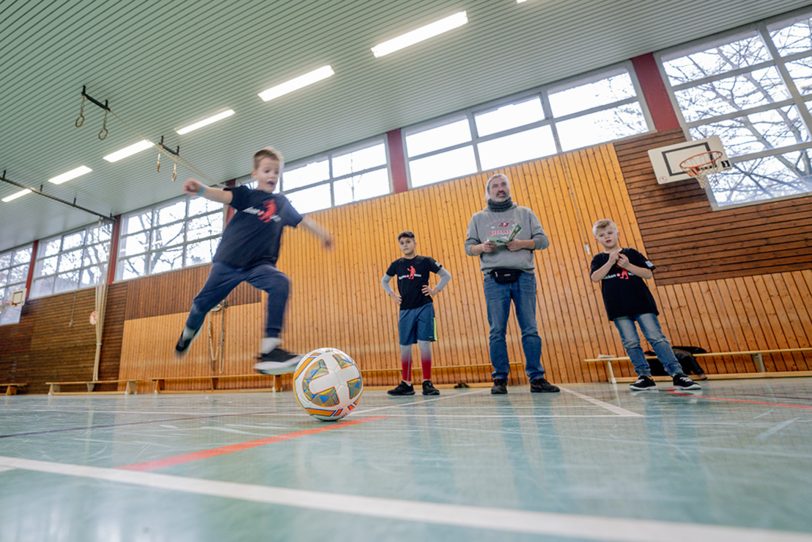 Die Schüler der Max-Wiethoff-Grundschule treten erst gegen den Ball, danach wird gelesen.