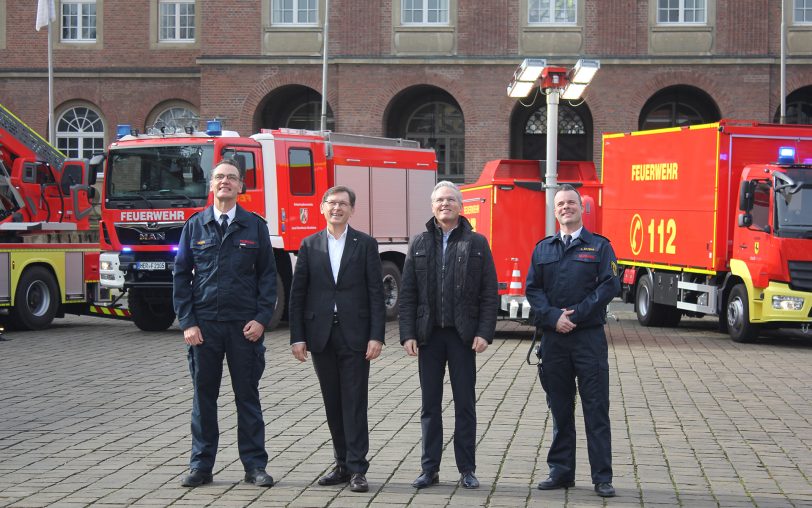 Neue Fahrzeuge für die Herner Feuerwehr: Zwei Drehleiter, ein Gerätewagen, ein Stromerzeuger und ein Katastrophenschutzfahrzeug. Vorgestellt vor dem Herner Rathaus. Im Bild (v.li.) Feuerwehr-Chef Marco Diesing, OB Dr. Frank Dudda, Dezernent Dr. Frank Burbulla und Sebastian Datema, Abteilungsleiter Technik.