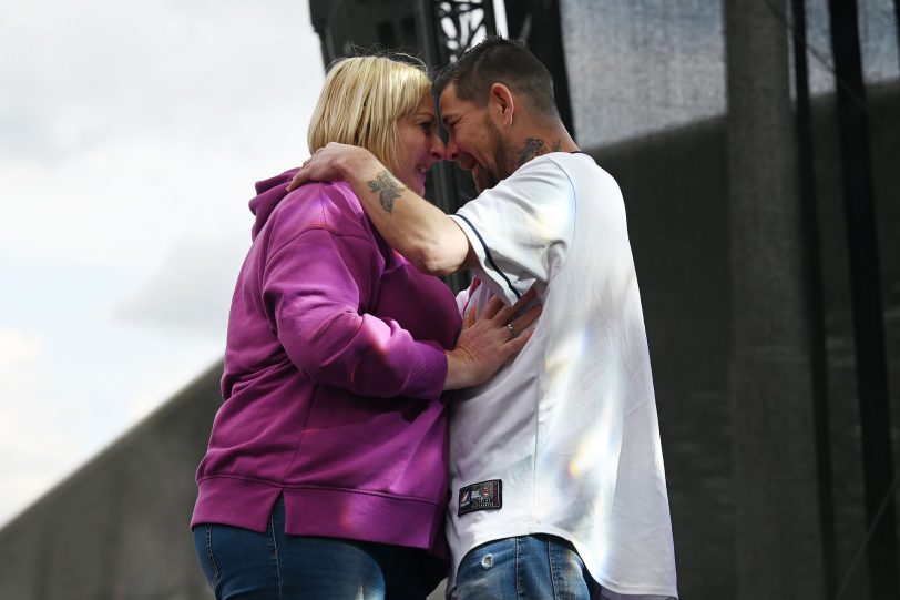 Heiratsantrag auf der Bühne. Der Wanne-Eickeler Robin hält um die Hand seiner Freundin Lydia an.