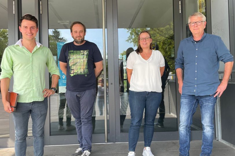 Start der Schultour der CDU-Fraktion an der Hans-Tilkowski-Schule: (v.li.) Markus Mähler, Björn Wohlgefahrt (beide CDU), stellvertretende Schulleiterin Doris Hüsing-Menze und Schulleiter Lothar Heistermann.