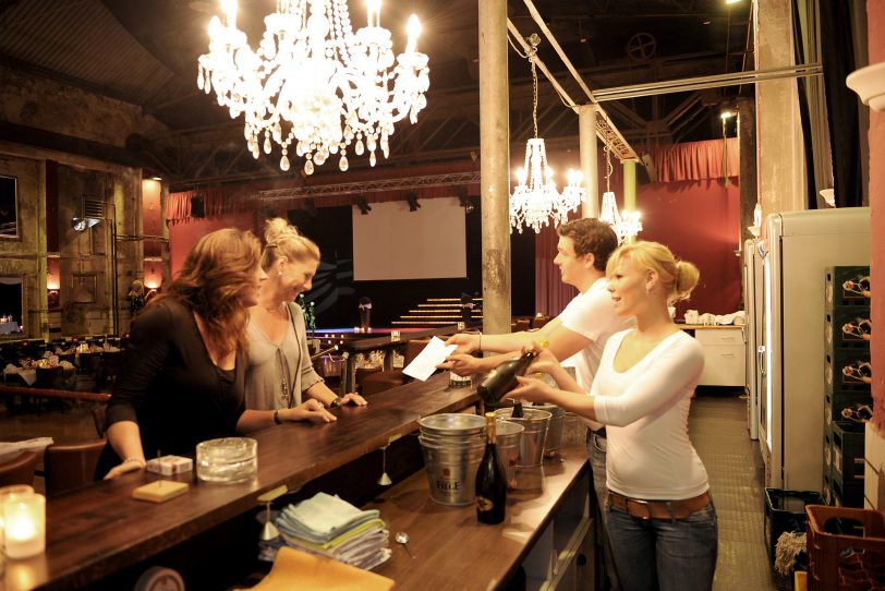 Ein Hingucker: die große Theke im Theatersaal mit ihren glitzernden Kronleuchtern.