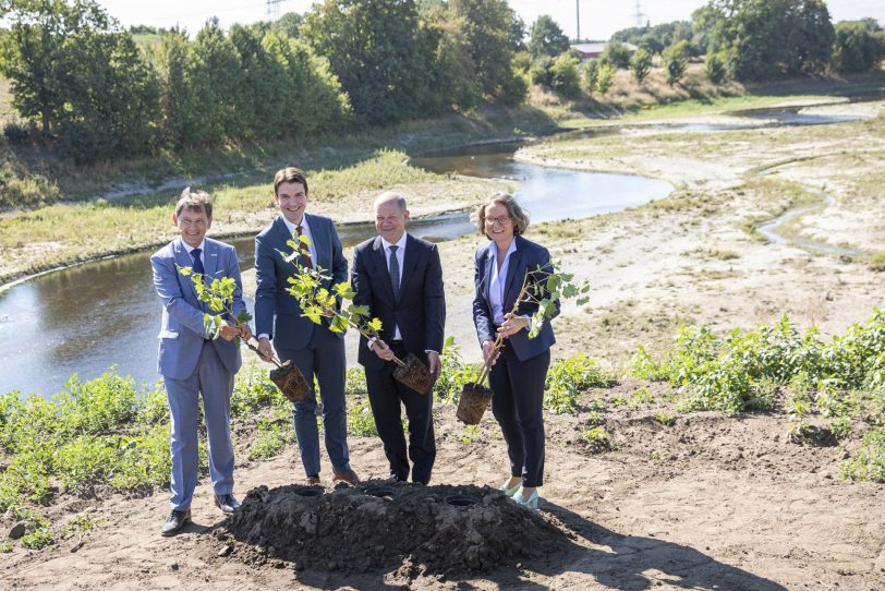 Die erste Weinrebe für den neuen Emscher-Weinberg in Castrop-Rauxel pflanzte Bundeskanzler Olaf Scholz gemeinsam mit Dr. Frank Dudda, Prof. Dr. Uli Paetzel und NRW-Städtebauministerin Ina Scharrenbach.