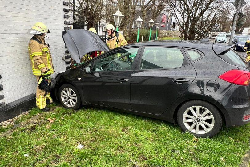 Pkw-Fahrer fährt seinen Kleinwagen am Freitag (5.1.2024) gegen die Wand der ehemaligen Gaststätte 'Alter Fritz' in Holsterhausen.