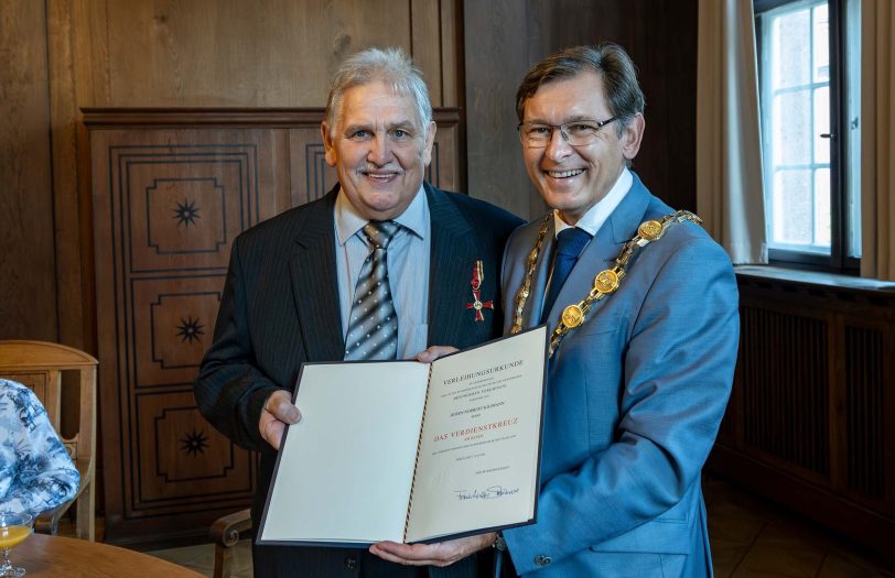 Norbert Kilimann (l.) erhielt das Bundesverdienstkreuz von OB Dr. Frank Dudda.