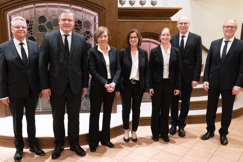 v.l. Bezirksältester Horst Knauf, Apostel Dr. Thorsten Zisowski, Martina Hemker-Kunert, Jutta Meyer, Julia Chmielewski, Bischof Manfred Bruns und der stellv. Bezirksälteste Prof. Helmut Grüning.