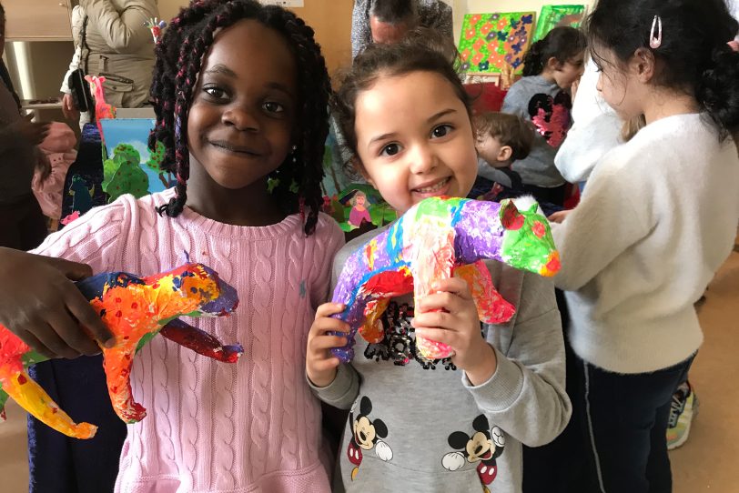 Kayla (li.) und Zeynep sind zwei der kleinen Künstler, die ihre Werke in der PLANB-Kinderwelt Herne-Mitte präsentieren.