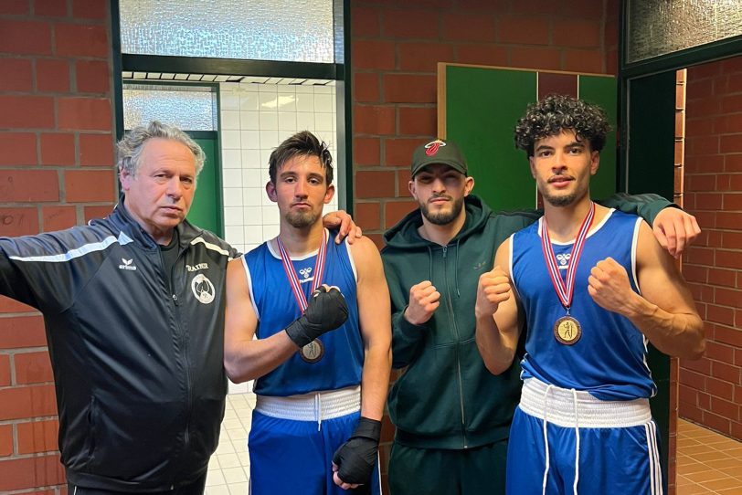 Trainer Joachim Gerdesmann (1.l.) und seine erfolgreichen Boxer (v.l.): David Salewski, Anasse Azarfane und Karim Hioui.