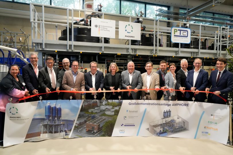 Einweihung der neuen Versuchsanlage zur Phosphorrückgewinnung durch (v.l.n.r.) Carolin-Beate Fieback (Personalvorständin des Ruhrverbandes), Prof. Dr. Norbert Jardin (Vorstandsvorsitzender des Ruhrverbandes), Volker Kraska (Vorstand der Linksniederrheinischen Entwässerungsgenossenschaft), Ingo Noppen (Vorstand des Wupperverbandes), Thomas Kufen (Vorsitzender des Verbandsrates des Ruhrverbandes), Oliver Krischer (NRW-Umweltminister), Judith Pirscher (Staatssekretärin im BMBF), Josef Hovenjürgen (Parlamentarischer Staatssekretär im NRW-Ministerium für Heimat, Kommunales, Bau und Digitalisierung), Dr. Frank Dudda (Vorsitzender des Genossenschaftsrates der Emschergenossenschaft), Dr. Dennis Blöhse (Projektkoordinator bei Emschergenossenschaft und Lippeverband), Dr. Yvonne Schneider (Geschäftsführerin der PhosRec Phosphor-Recycling GmbH), Dr. Frank Obenaus (Technischer Vorstand von Emschergenossenschaft und Lippeverband), Prof. Dr. Torsten Frehmann (Geschäftsführer der PhosRec Phosphor-Recycling GmbH) und Prof. Dr. Uli Paetzel (Vorstandsvorsitzender von Emschergenossenschaft und Lippeverband).