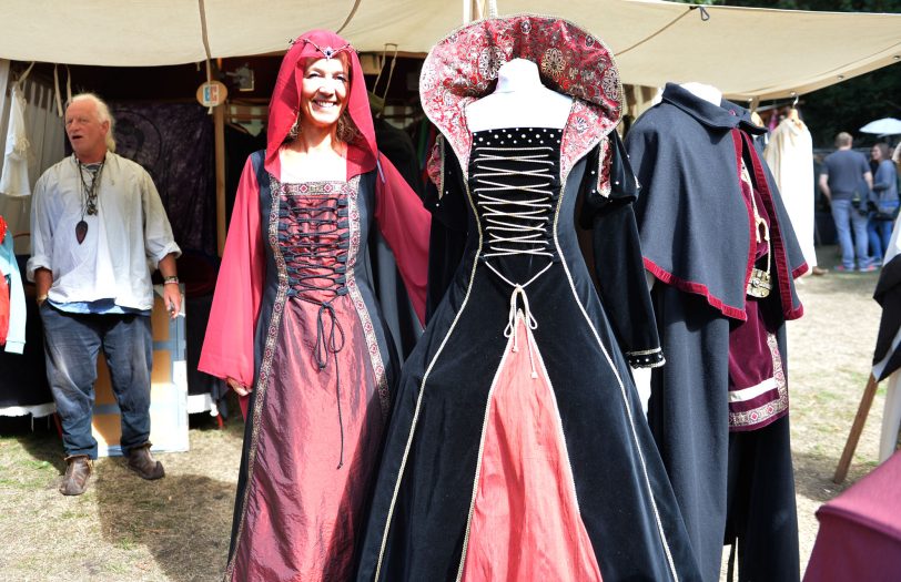 Susanne Heßler mit dem Elfenkleid. - Mittelalter Markt im Schlosspark Strünkede.