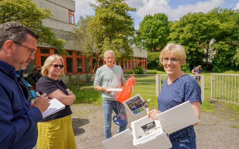Kontrolle vor dem Start: (v.li.) Stadtsprecher Tobias Kindel, Schulleiterin Rabea Garczarek, Lehrer Stefan Helling und Lehrerin Claudia Konopka.