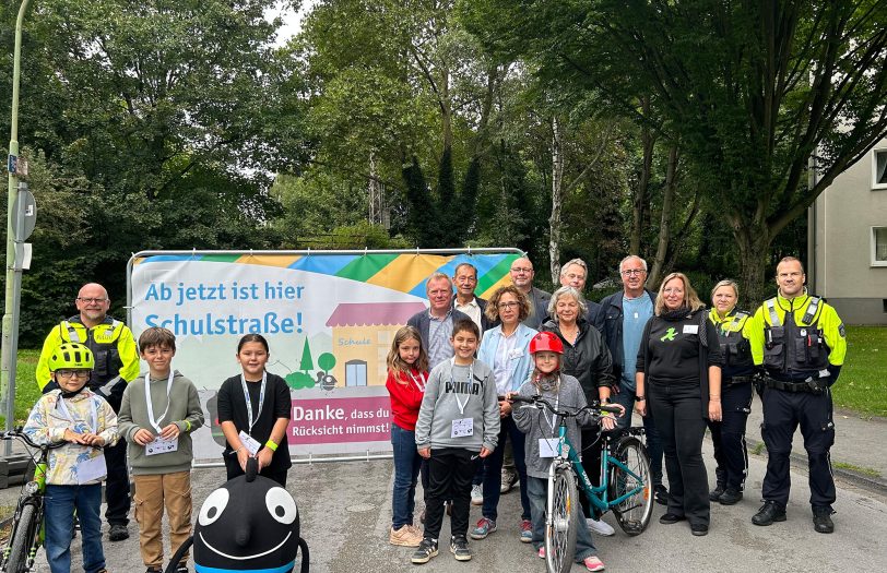 Glückliche Gesichter. Die Schulstraße wird von der Verwaltung, den Anwohnern, Eltern und Schülern gut angenommen.