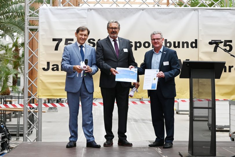 (v.l.) Oberbürgermeister Dr. Frank Dudda, Hans-Peter Karpinski, Vorstandsvorsitzender SSB Herne und Stefan Klett, Präsident des Landessportbundes