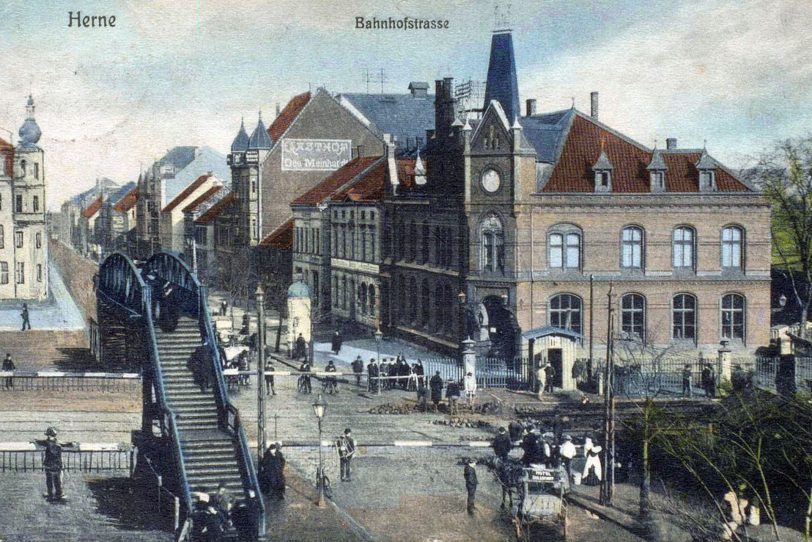 Geduldsprobe an den geschlossenen Bahnschranken, colorierte Postkarte, gelaufen 1909.