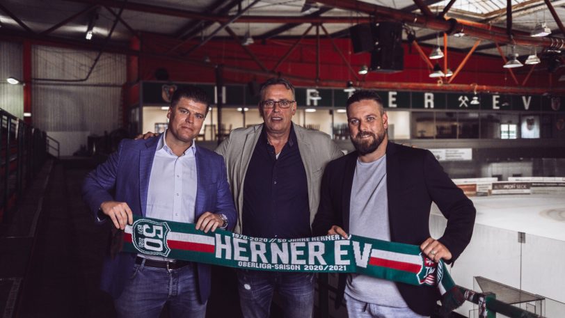 HEV-Geschäftsführer Jürgen Schubert (Mi.) freut sich über die Rückkehr der ehemaligen HEV-Spieler Lukas Heise (li.) und Danny Fischbach als Sponsoren.