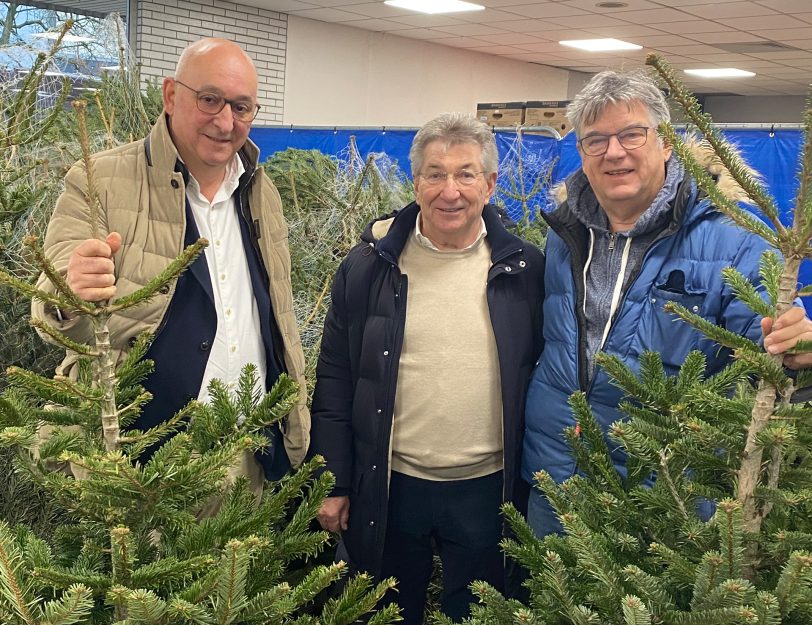 v.l. Harald und Manfred Ausmeier Inhaber von Baumaschinen Rhein-Ruhr: 300 Weihnachtsbäume für die Herner Tafel. rechts im Bild: Torsten Biermann.