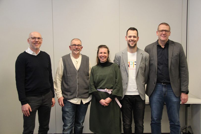 Fachlicher Austausch beim 1. Alterstraumatologischen Fachsymposium des EVA Ruhr mit den Referenten (v.l.) Prof. Dr. med. Burkhard L. Herrmann, Meinolf Vöge, Dr. Sarah Götz, Christos Zioumpiloudis und Dr. Guido Rölleke (v.l.)