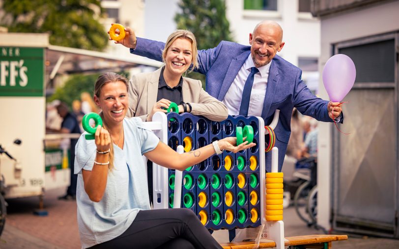 Bewohner, Angehörige und Mitarbeitende des St. Elisabeth Stift genossen einen entspannten Nachmittag beim Sommerfest auf dem Gelände an der Sodinger Straße.