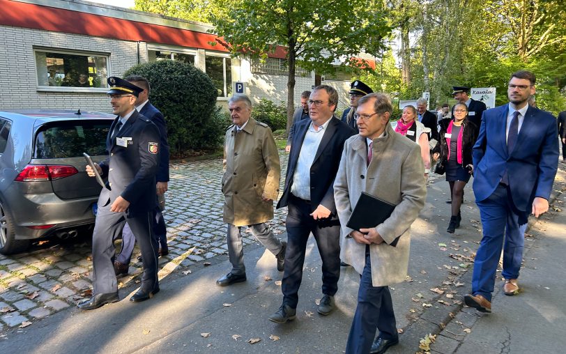 Die NRW-weite Initiative #sicherimStraßenverkehr ist am Freitag (4.10.2024) an der Realschule an der Burg gestartet. Vor Ort waren unter anderem NRW-Innenminister Herbert Reul (2.v.l.) und NRW-Verkehrsminister Oliver Krischer (3.v.l.). OB Dr. Frank Dudda war auch dabei.