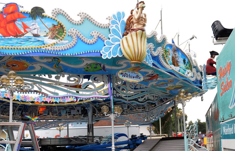 Der Happy Sailor (beim Aufbau) von Manfred Howey steht im 40. Jahr auf der Cranger Kirmes.