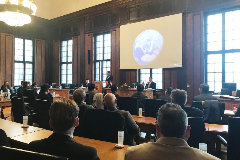 Viele bekannte Persönlichkeiten kamen zum Rathausbesuch der Delegation.