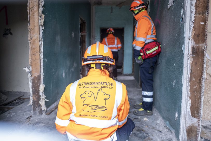 Hundeführer der Rettungshundestaffel für Feuerwehren NRW e.V. trainieren mit ihren Hunden in einem Abbruchhaus in Herne (NW), am Sonntag (05.01.2020). Das Gebäude an der Cranger Straße wird im Zuge des Ausbaus der A43 und des Autobahnkreuz Herne in den kommenden Wochen abgebrochen.