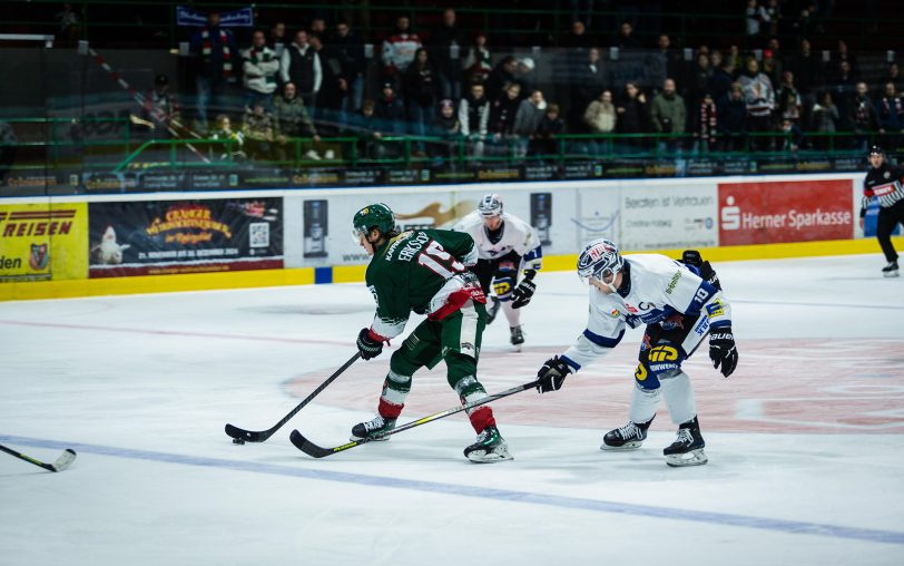 Auch Samuel Eriksson (grünes Trikot) blieb bei der 0:2-Niederlage gegen Leipzig glücklos.