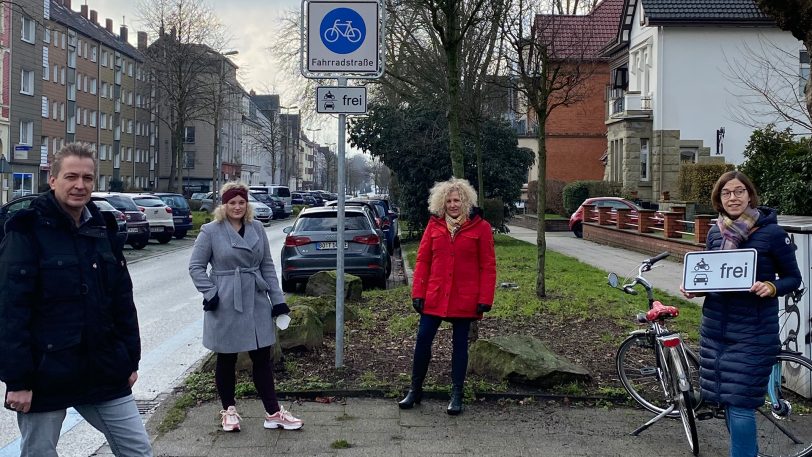 Die SPD-Politiker freuen sich über die Zusatzbeschilderung an der Bochumer Straße: (v.li.) Kai Gera, Melissa Arnold, Gabriele Przybyl und Theres Boneberger.