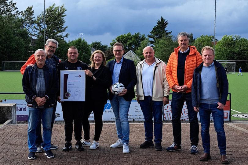 Freuen sich über die Zertifizierung (v.l.): Erwin Kendlik, Hans Peter Karpinski, Maik Kemper, Petra Herrmann-Kopp, Kai Gera, Karsten Wittekind, Andreas Meise und Andreas Merkendorf.