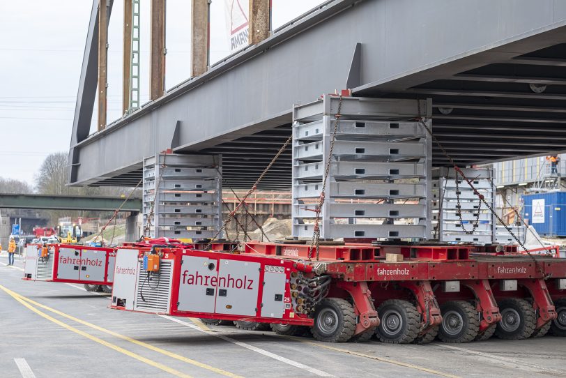 Einheben des ersten Teilstücks für die neue Eisenbahnbrücke über die A43 in Herne (NW), am Sonntag (28.0.2021).