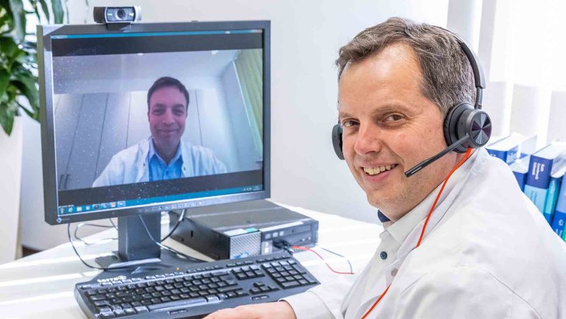 Prof. Dr. Sven Schiermeier (r.), Direktor des Zentrum für Frauenheilkunde und Geburtshilfe der St. Elisabeth Gruppe und sein Kollege Valentin Menke (l.), Chefarzt der Klinik für Frauenheilkunde und Geburtshilfe des St. Anna Hospital Herne, begrüßten zahlreiche interessierte Mediziner zum digitalen Austausch.