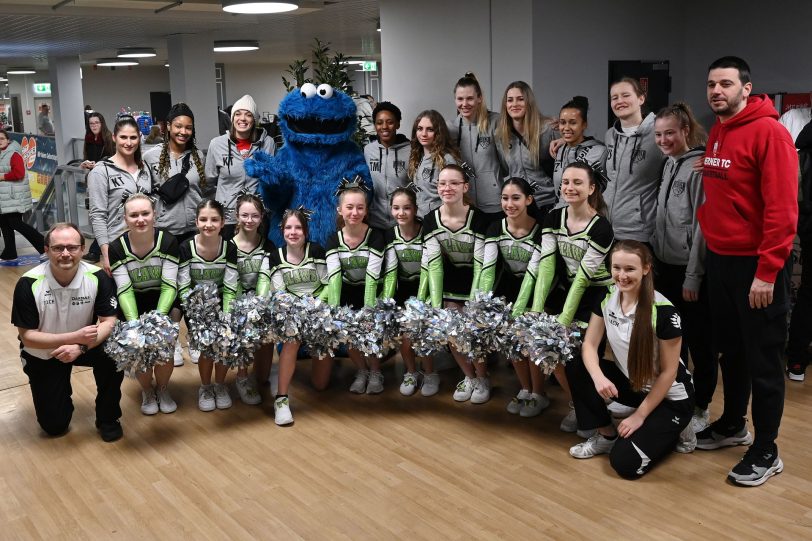 Die Basketballerinnen des HTC und die Cheerleader der BTC Claws präsentierten sich bei der Jubiläumsfeier im City Center.