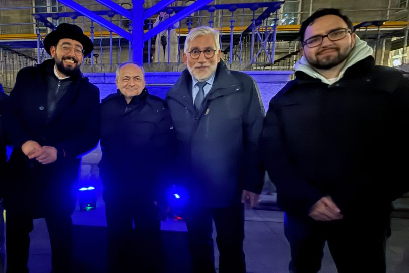 Beginnen zusammen Chanukka (v.l.): Rabbiner Andres Itzhak Bruckner, Tuncay Nazik, Jörg Lukat (Oberbürgermeister der Stadt Bochum) und Berat Davulcu.