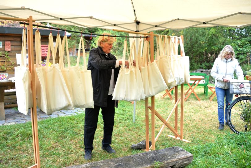 40 Leinentaschen mit Blumenzwiebeln zur 40. Pflanzentauschbörse