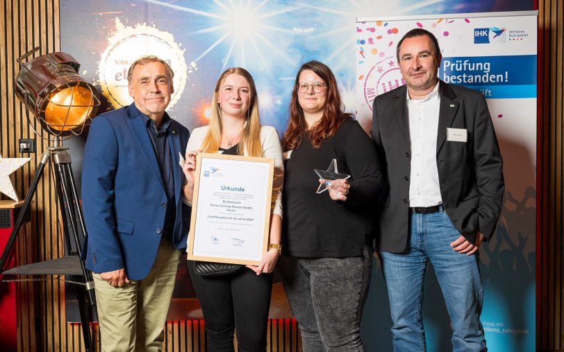 Andreas Stiller, Leiter Personal, Ausbilderin Marina Brinkhoff, die ehemalige Auszubildende Jennifer Förster und Prokurist Matthias Bley (v.l.) nahmen die Auszeichnung für die HCR als