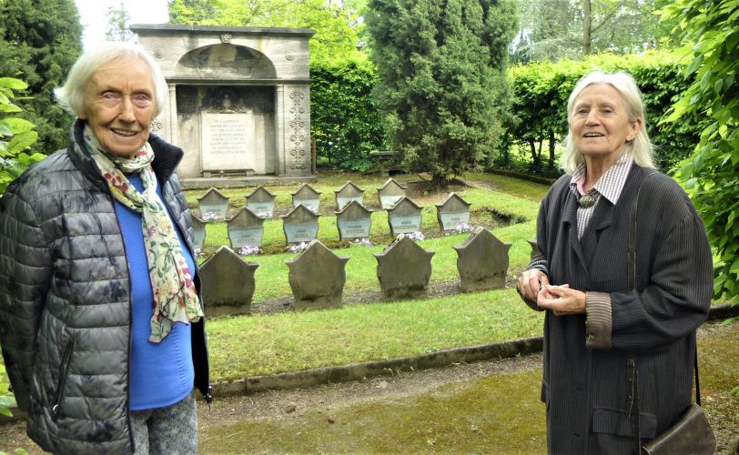 v.l. Gerda Thierhoff, Nachlassverwalterin und frühere Lebensgefährtin des Künstlers Ignatius Geitel, Inge Diergardt.