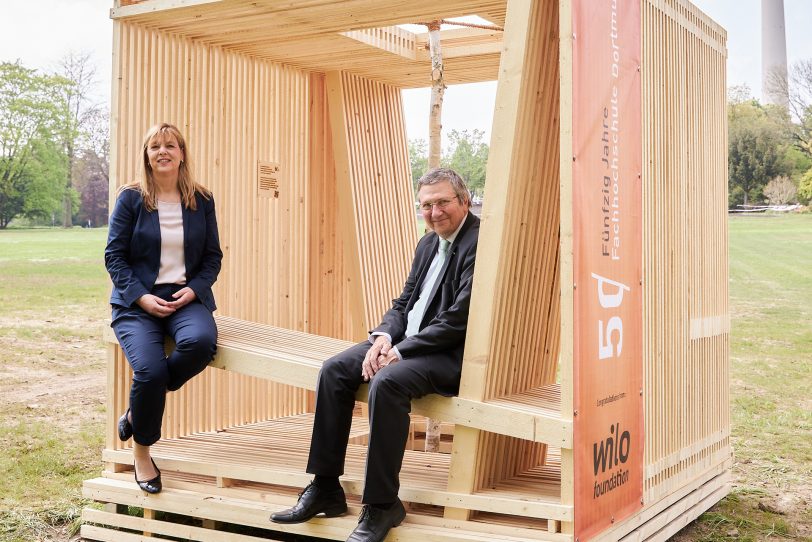 Evi Hoch, Mitglied des Stiftungsvorstands der Wilo-Foundation, und FH-Rektor Prof. Dr. Wilhelm Schwick beim ersten Probesitzen im Westfalenpark.
